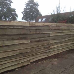 Schutting met schaaldelen