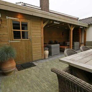 Vuren tuinhuis met overkapping met strak rabat