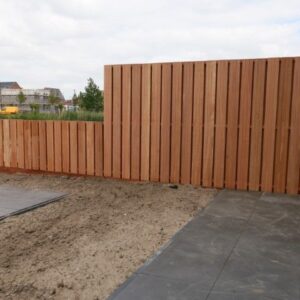 Strakke schutting hardhout planken 16x145 verticaal