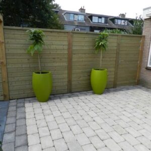 Schutting met vuren rabatdelen tussen staanders 145x145