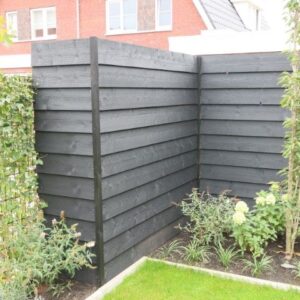 Schutting met zwarte zweeds rabat potdekseldelen