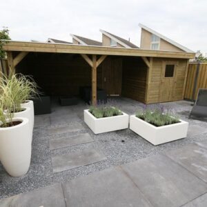 Vuren tuinhuis met overkapping met strak rabat