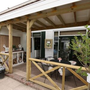 Vuren overkapping aan woning met glazen lichtstraat