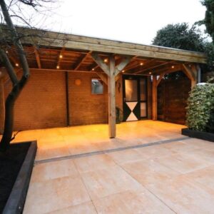 Vuren overkapping met plat dak en led spots over breedte van de tuin