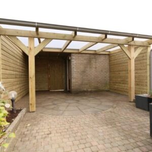 polycarbonaat overkapping voor berging over breedte tuin en plat dak naast berging