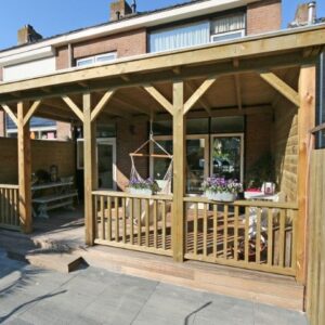 Veranda aan woning met houten vlonder