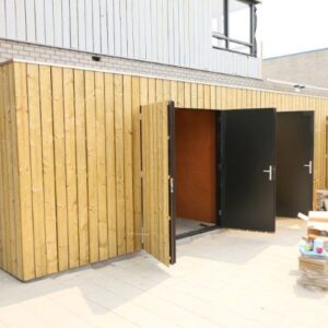 berging met vuren planken verticaal