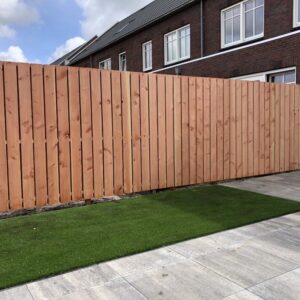 strakke schutting met douglas verticale planken