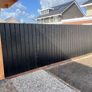 strakke schutting met zwarte verticale planken
