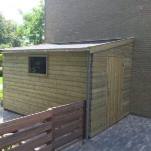 Tuinhuis tegen woning met lessenaarsdak