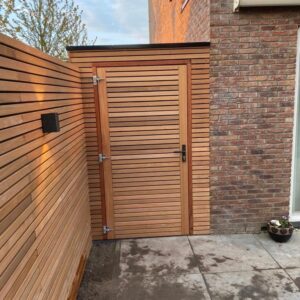 strakke berging met hardhouten latten