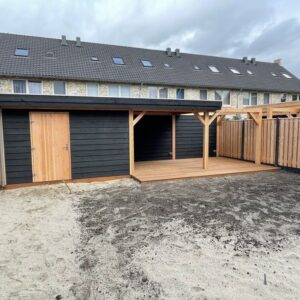 douglas berging met overkapping en pergola