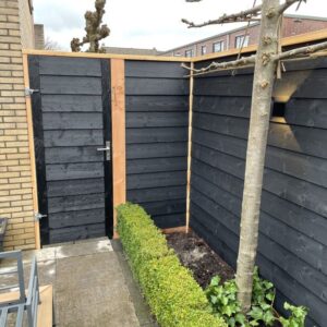 Schutting zwarte potdekseldelen tussen douglas staanders 145x145