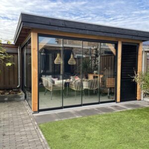 douglas tuikamer met glasschuifwand en shutter