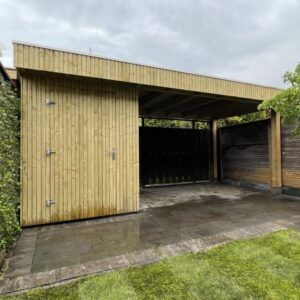 Vuren berging met overkapping met verticale latten