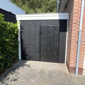 schuur naast woning wit met zwart channelsiding