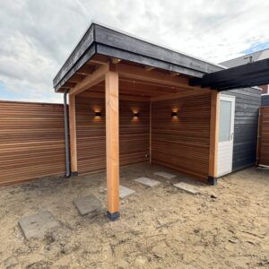 Strakke Douglas overkapping met hardhouten latten