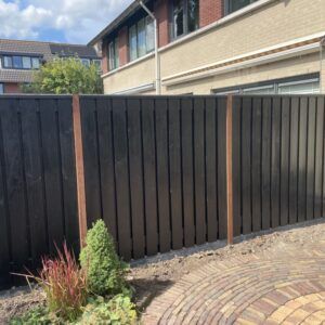 schutting met zwarte 21-planks schermen